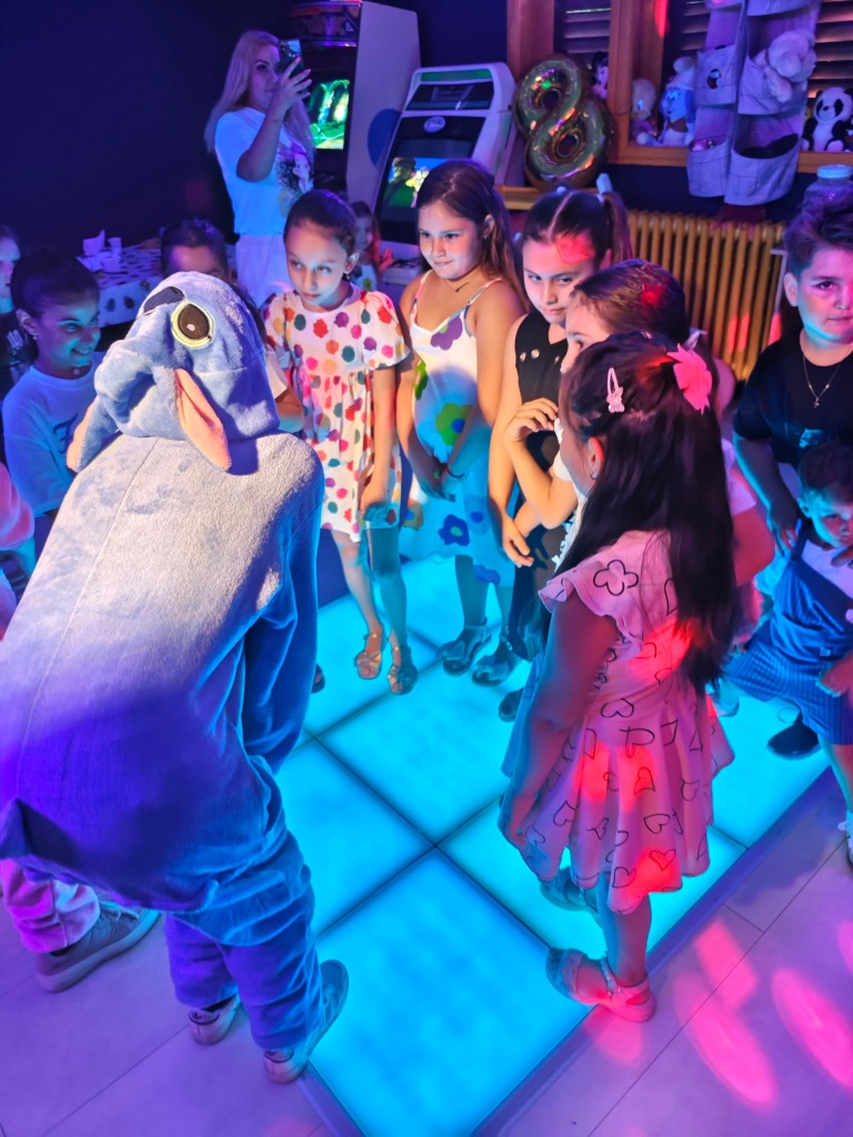 Podea interactivă luminoasă LED și animator costumat Stitch la petrecere copii